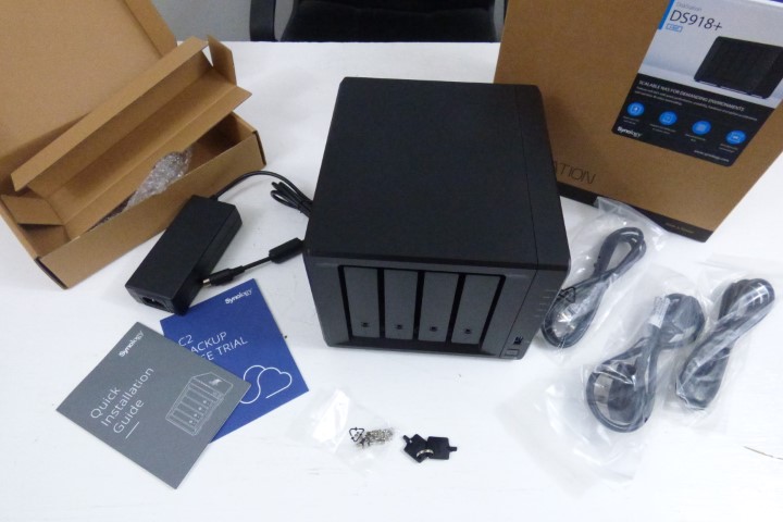 Synology DS918+ NAS Unboxing 5