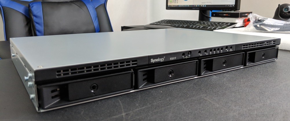 Boîtier NAS 4 baies Synology Rack Station RS819 - le Showroom.TV