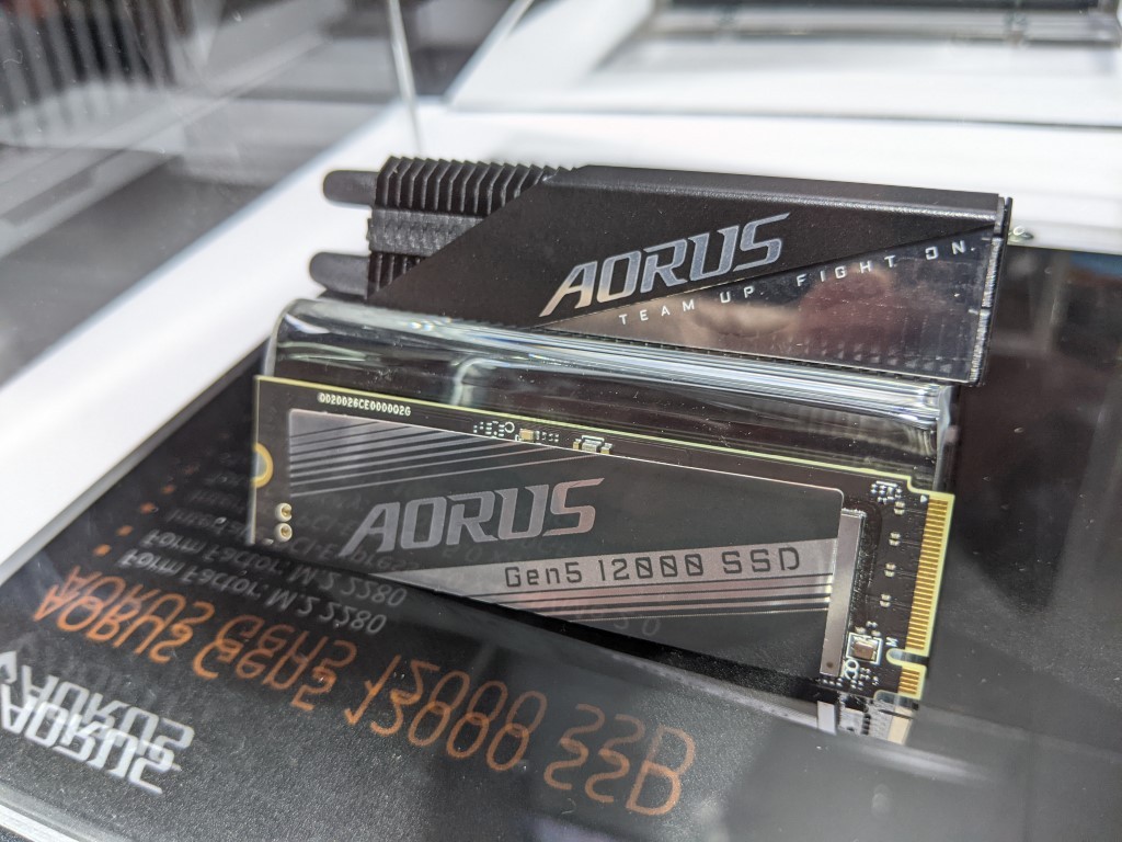 GIGABYTE AORUS Gen5 SSD 12000 SSD 2TB PCIe 5.0 NVMe M.2 Internal Solid  State Hard Drive with Read Speed Up to 12400MB/s, Write Speed Up to  11800MB/s, AG512K2TB 